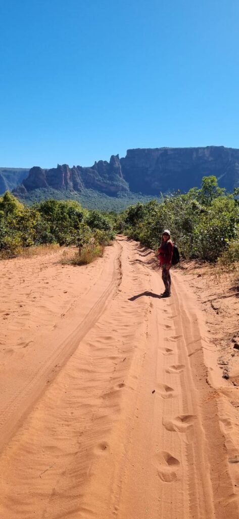 VALE DO RIO CLARO 
CAMINHADA NA TRILHA (TREKKING ) Chapada dos Guimarães